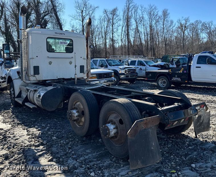 image for item YA0283 2017 Kenworth T880 truck cab and chassis