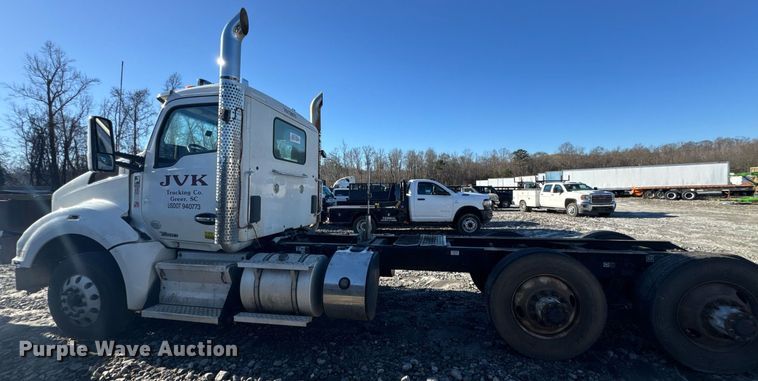 image for item YA0283 2017 Kenworth T880 truck cab and chassis