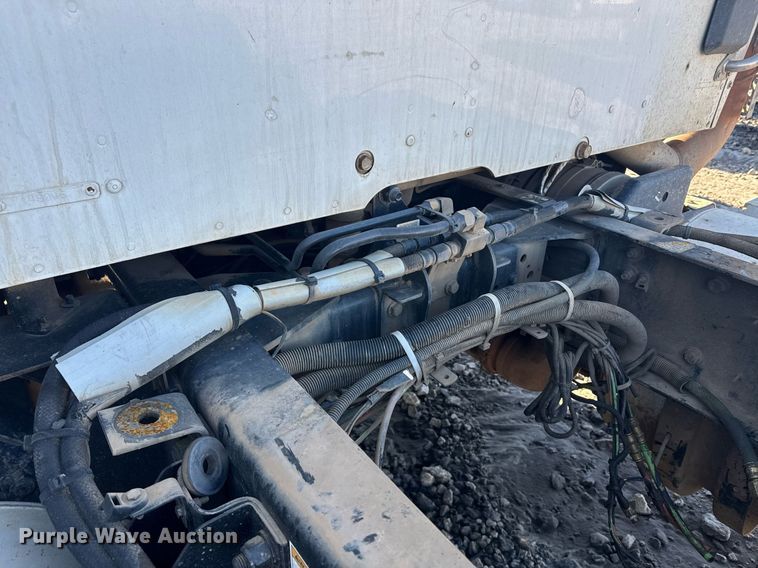 image for item YA0283 2017 Kenworth T880 truck cab and chassis