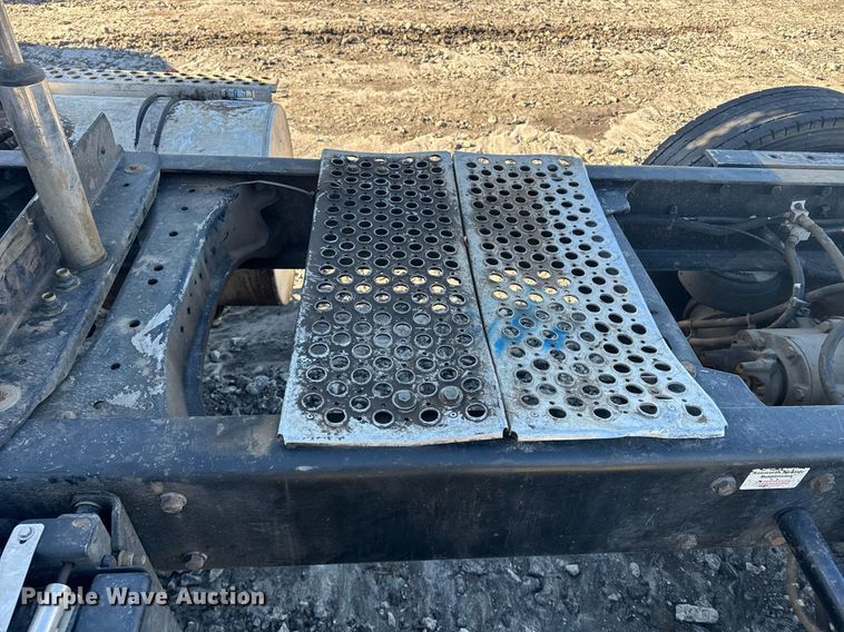 image for item YA0283 2017 Kenworth T880 truck cab and chassis