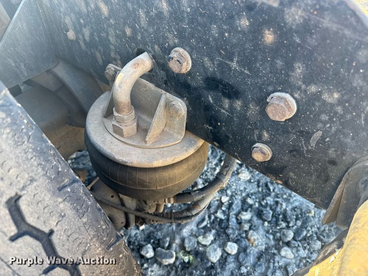 image for item YA0283 2017 Kenworth T880 truck cab and chassis