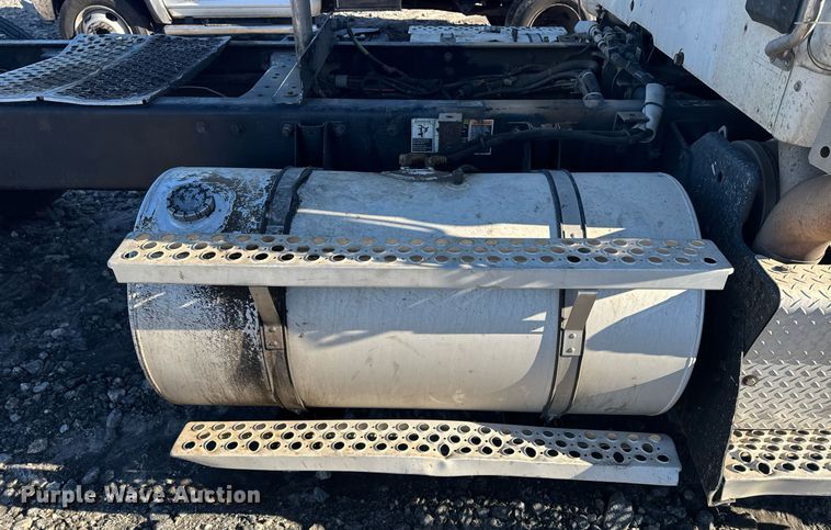 image for item YA0283 2017 Kenworth T880 truck cab and chassis