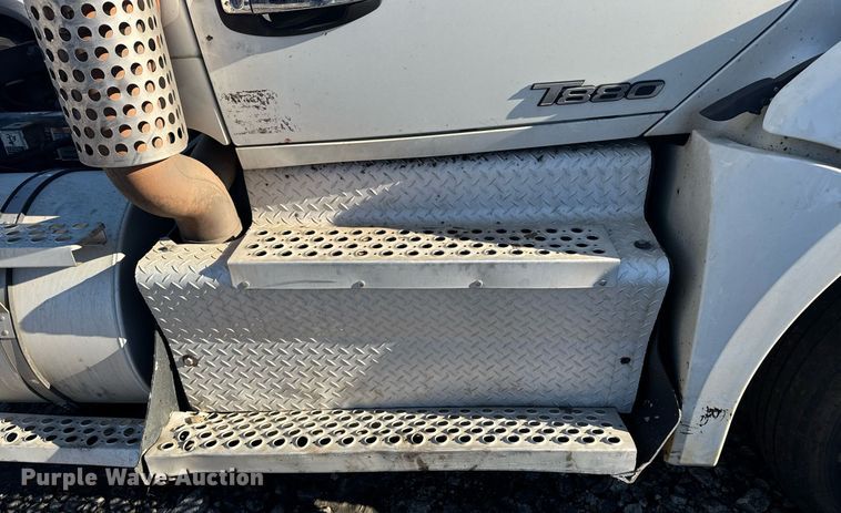 image for item YA0283 2017 Kenworth T880 truck cab and chassis
