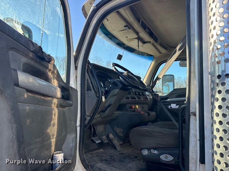 image for item YA0283 2017 Kenworth T880 truck cab and chassis