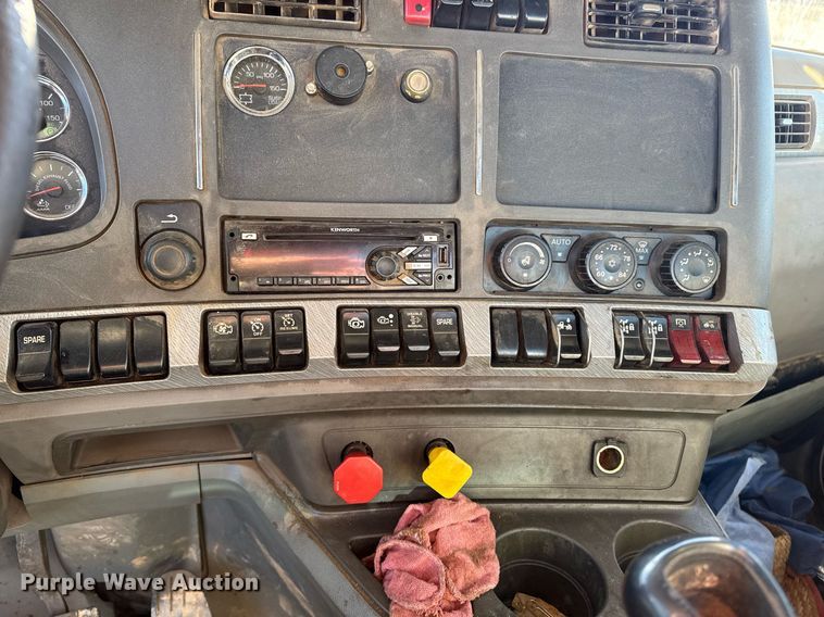 image for item YA0283 2017 Kenworth T880 truck cab and chassis