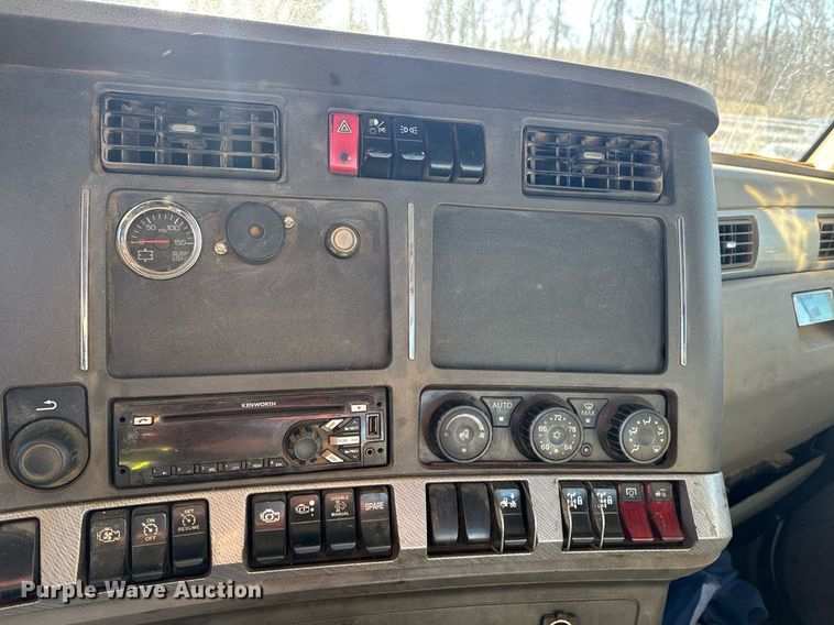 image for item YA0283 2017 Kenworth T880 truck cab and chassis