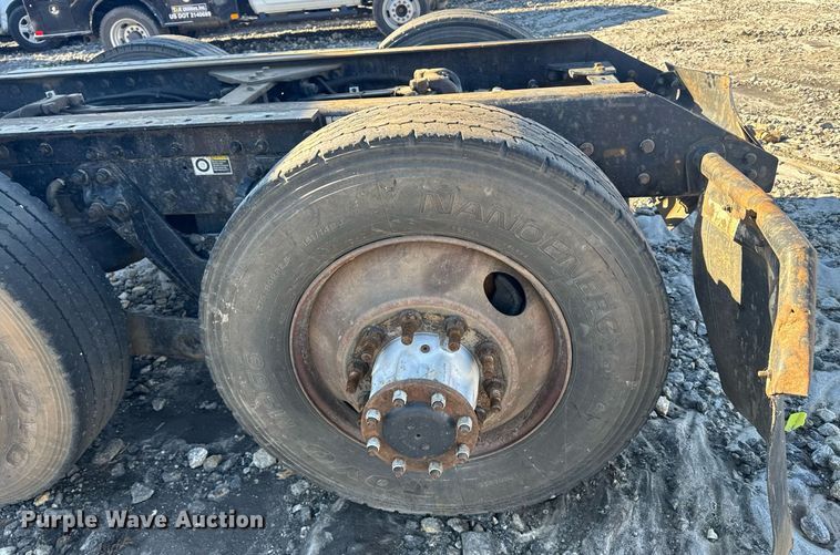 image for item YA0283 2017 Kenworth T880 truck cab and chassis