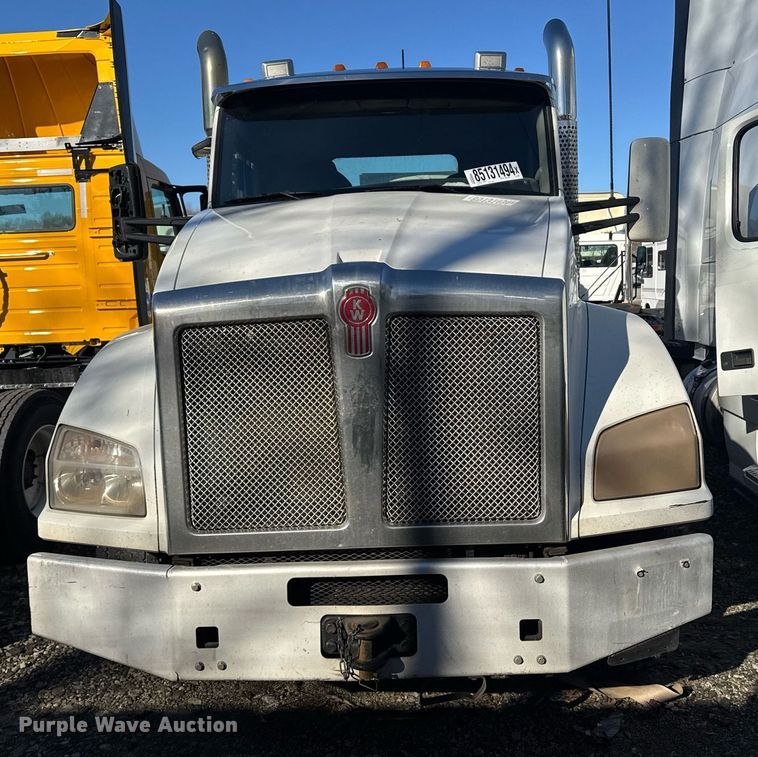 image for item YA0284 2017 Kenworth T880 truck cab and chassis