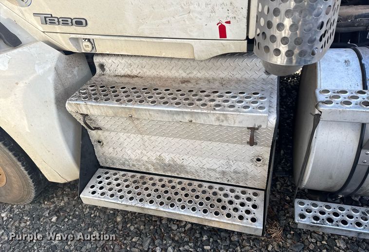 image for item YA0284 2017 Kenworth T880 truck cab and chassis