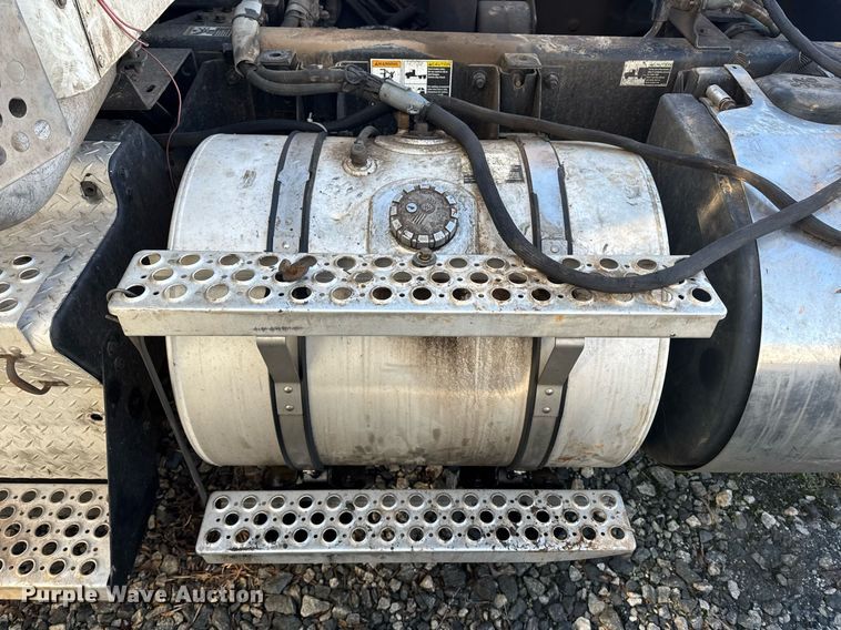 image for item YA0284 2017 Kenworth T880 truck cab and chassis