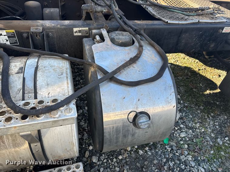 image for item YA0284 2017 Kenworth T880 truck cab and chassis