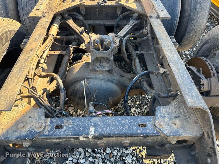 image for item YA0284 2017 Kenworth T880 truck cab and chassis