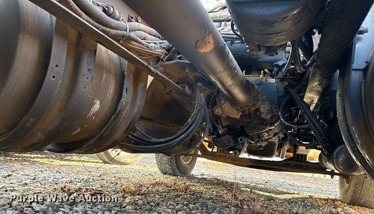 image for item YA0284 2017 Kenworth T880 truck cab and chassis