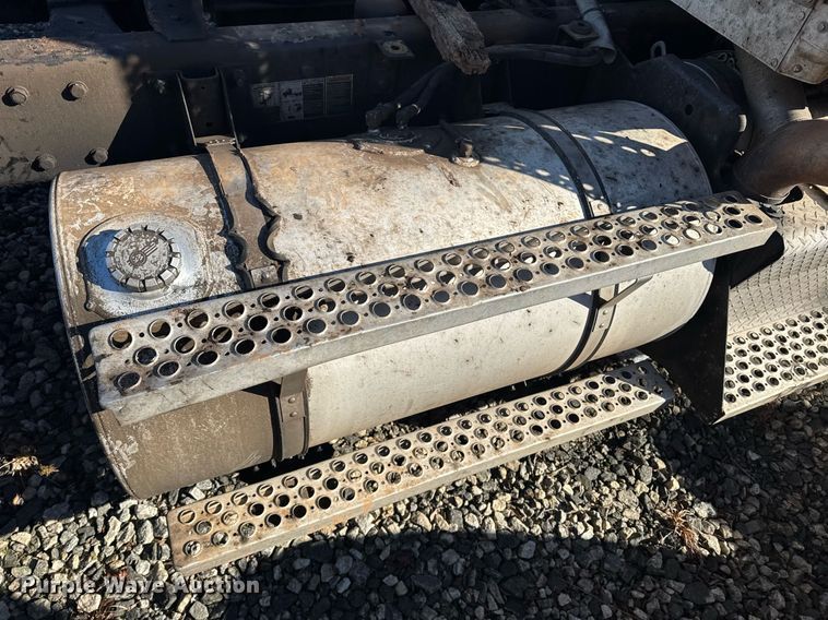 image for item YA0284 2017 Kenworth T880 truck cab and chassis