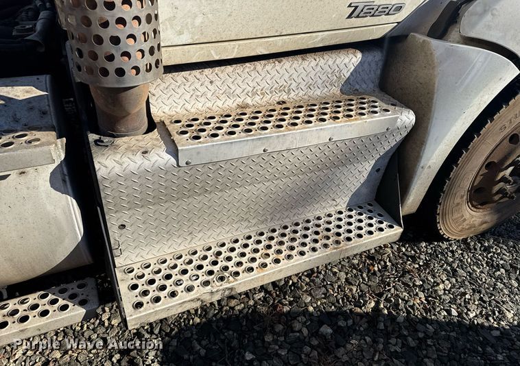image for item YA0284 2017 Kenworth T880 truck cab and chassis