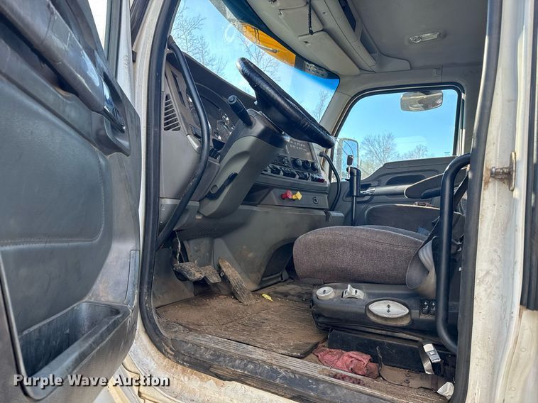 image for item YA0284 2017 Kenworth T880 truck cab and chassis