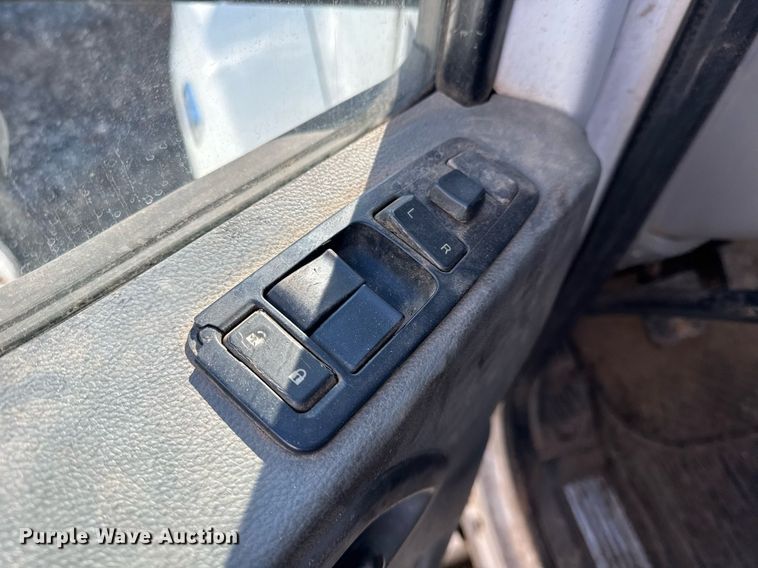 image for item YA0284 2017 Kenworth T880 truck cab and chassis