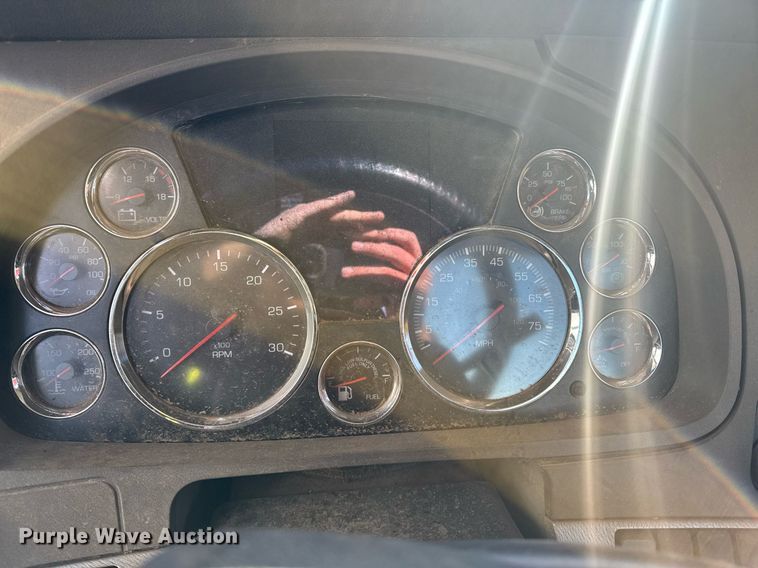 image for item YA0284 2017 Kenworth T880 truck cab and chassis