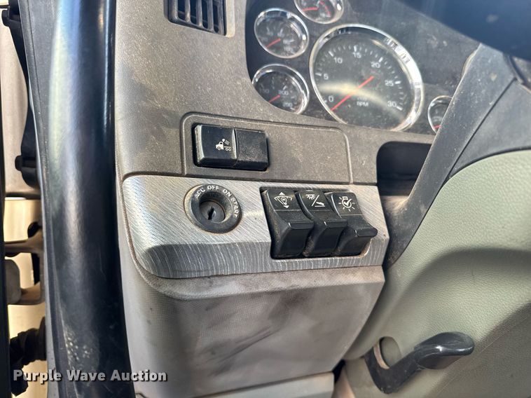 image for item YA0284 2017 Kenworth T880 truck cab and chassis