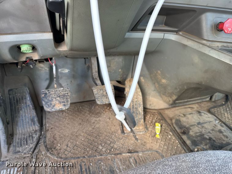 image for item YA0284 2017 Kenworth T880 truck cab and chassis