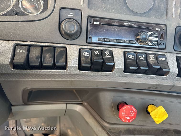 image for item YA0284 2017 Kenworth T880 truck cab and chassis