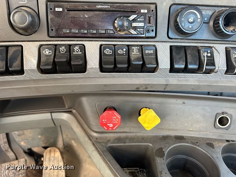 image for item YA0284 2017 Kenworth T880 truck cab and chassis