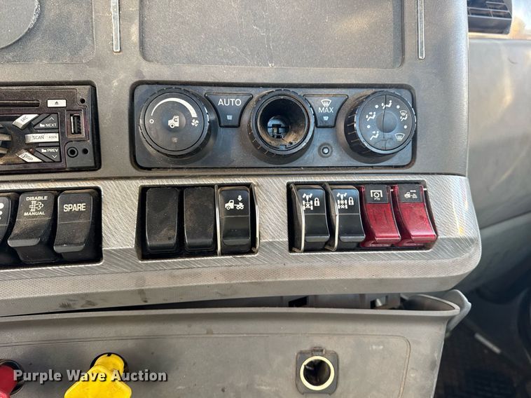 image for item YA0284 2017 Kenworth T880 truck cab and chassis