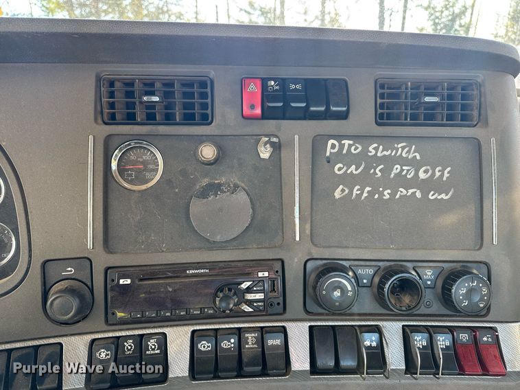 image for item YA0284 2017 Kenworth T880 truck cab and chassis