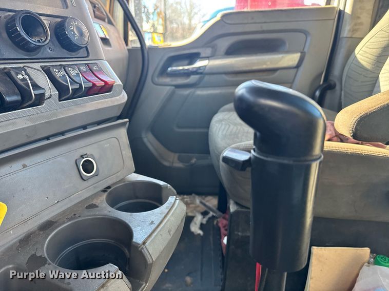 image for item YA0284 2017 Kenworth T880 truck cab and chassis