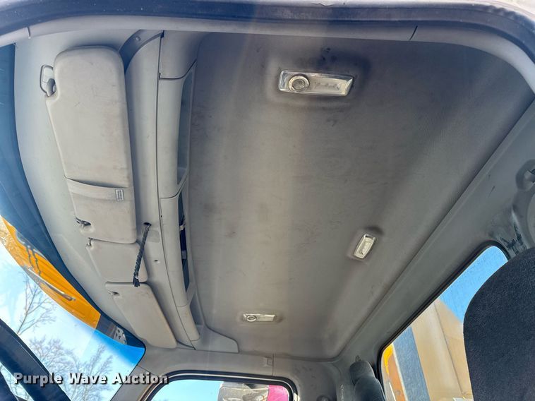 image for item YA0284 2017 Kenworth T880 truck cab and chassis