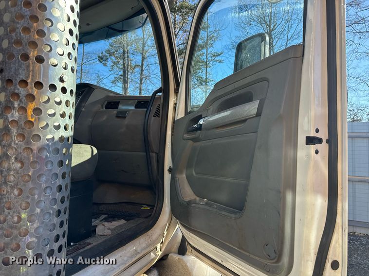 image for item YA0284 2017 Kenworth T880 truck cab and chassis