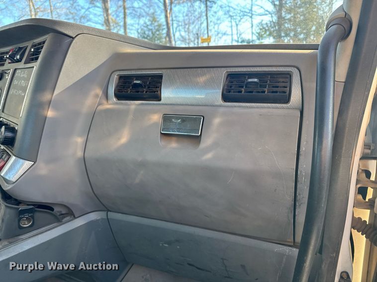 image for item YA0284 2017 Kenworth T880 truck cab and chassis