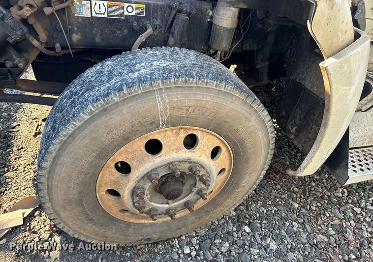 image for item YA0284 2017 Kenworth T880 truck cab and chassis