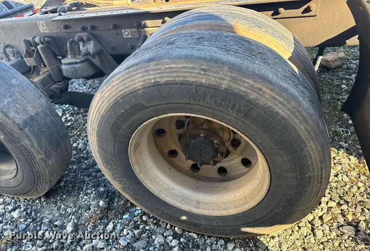 image for item YA0284 2017 Kenworth T880 truck cab and chassis