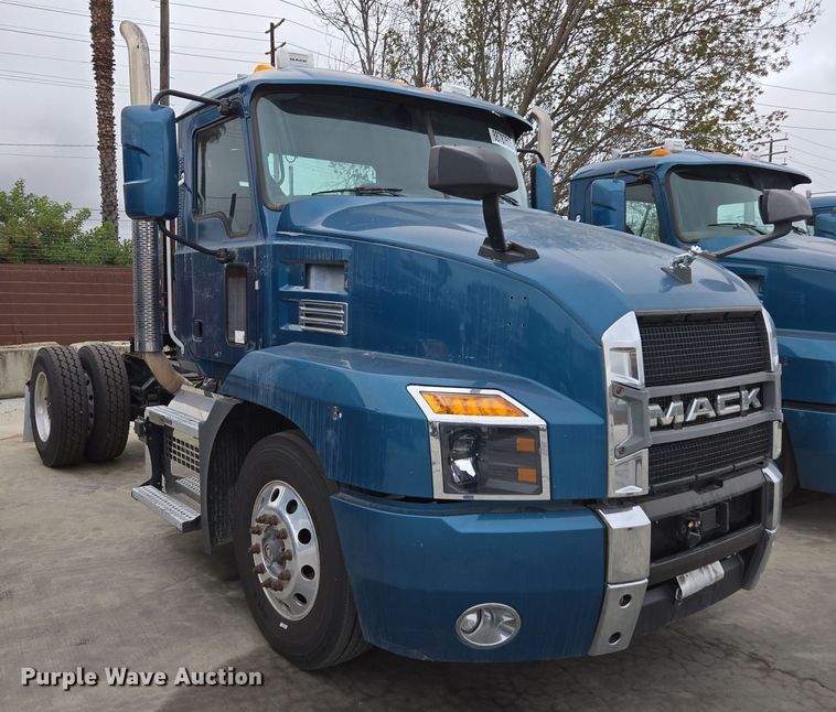 image for item YA0295 2019 Mack Anthem AN42T semi truck
