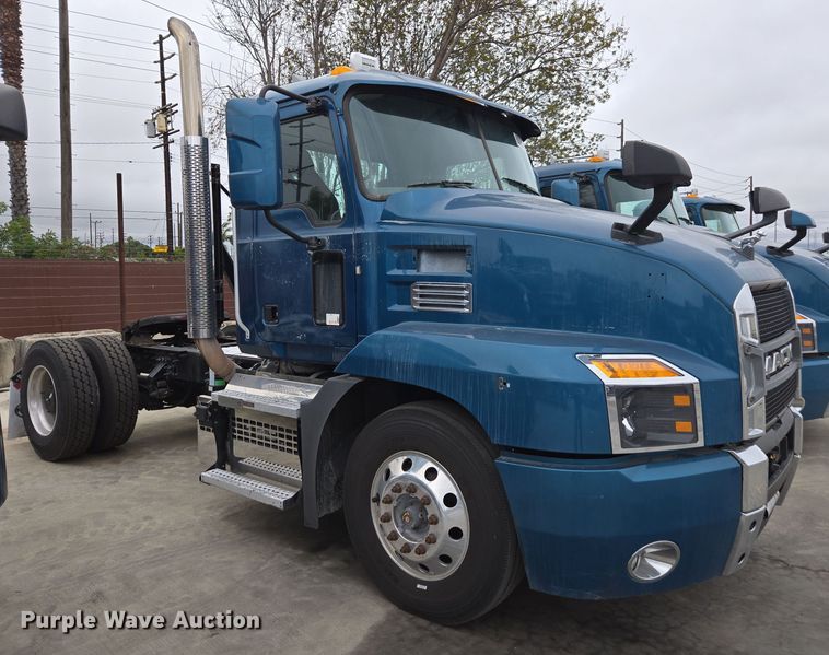 image for item YA0295 2019 Mack Anthem AN42T semi truck