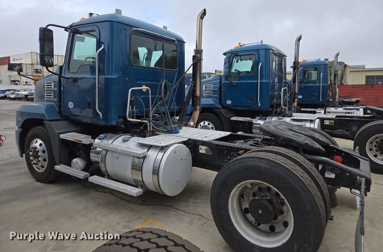image for item YA0295 2019 Mack Anthem AN42T semi truck