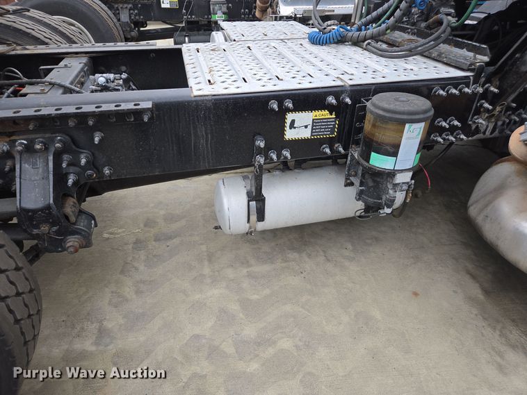 image for item YA0295 2019 Mack Anthem AN42T semi truck