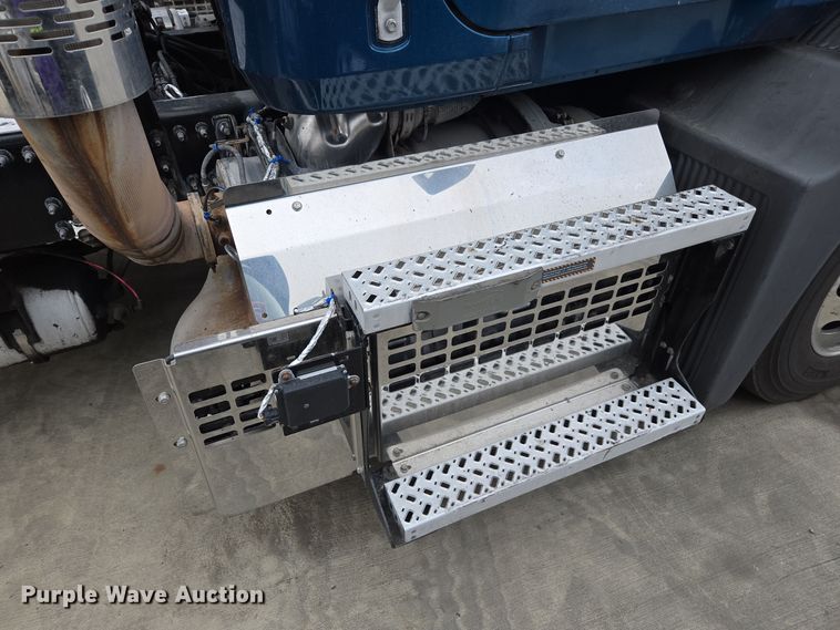 image for item YA0295 2019 Mack Anthem AN42T semi truck