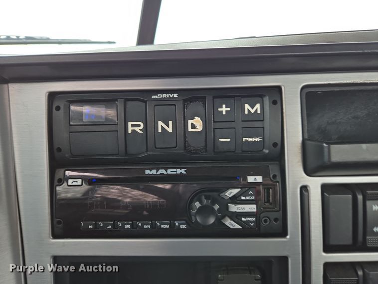 image for item YA0295 2019 Mack Anthem AN42T semi truck