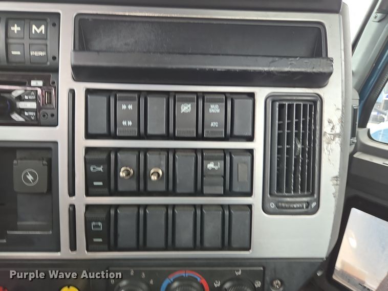 image for item YA0295 2019 Mack Anthem AN42T semi truck