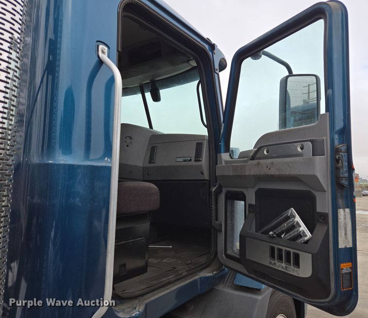 image for item YA0295 2019 Mack Anthem AN42T semi truck