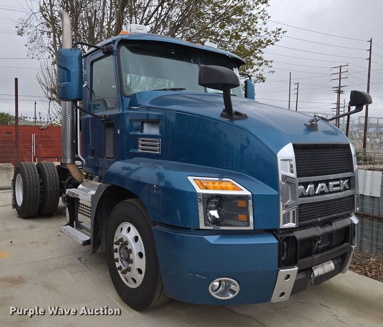image for item YA0296 2019 Mack Anthem AN42T semi truck