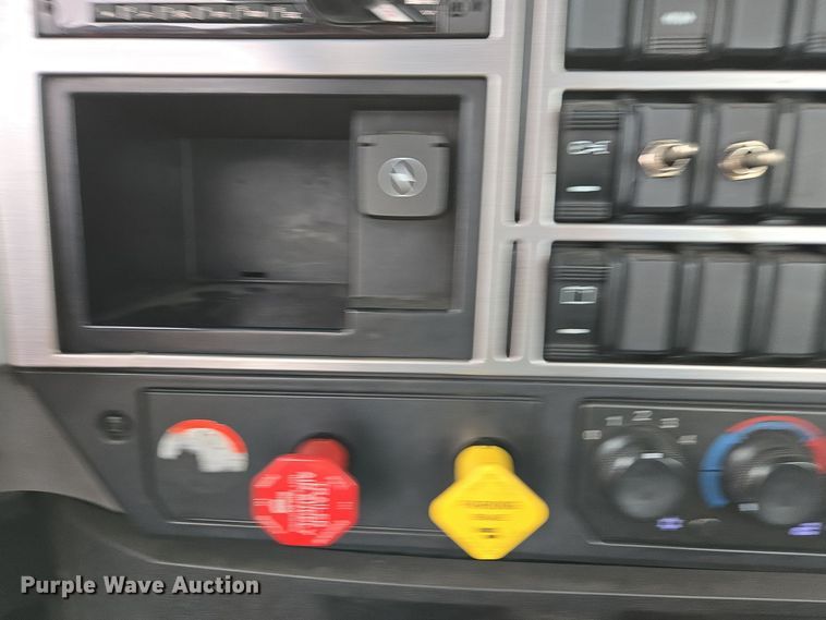 image for item YA0296 2019 Mack Anthem AN42T semi truck