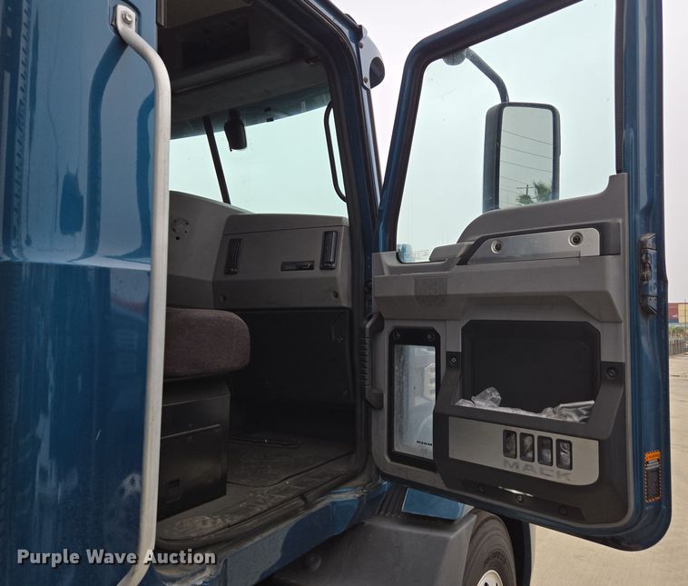 image for item YA0296 2019 Mack Anthem AN42T semi truck