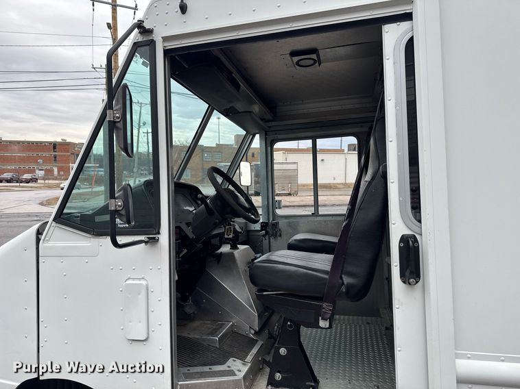 image for item DT0516 2011 Ford E350 Super Duty delivery van