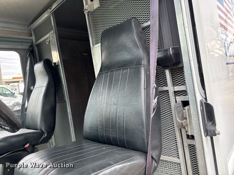 image for item DT0516 2011 Ford E350 Super Duty delivery van