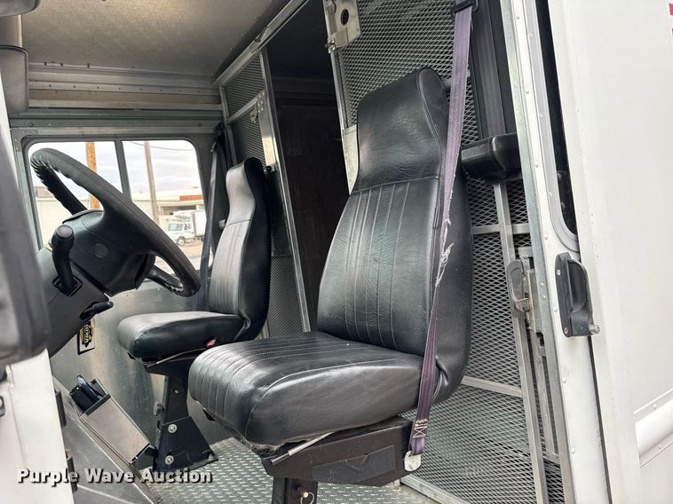 image for item DT0516 2011 Ford E350 Super Duty delivery van