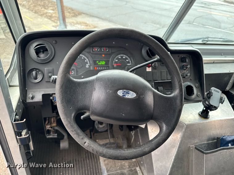 image for item DT0516 2011 Ford E350 Super Duty delivery van