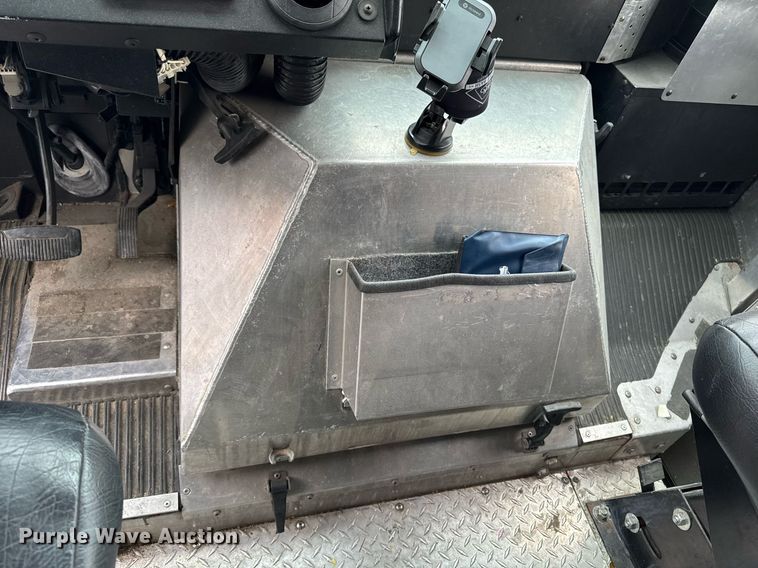 image for item DT0516 2011 Ford E350 Super Duty delivery van